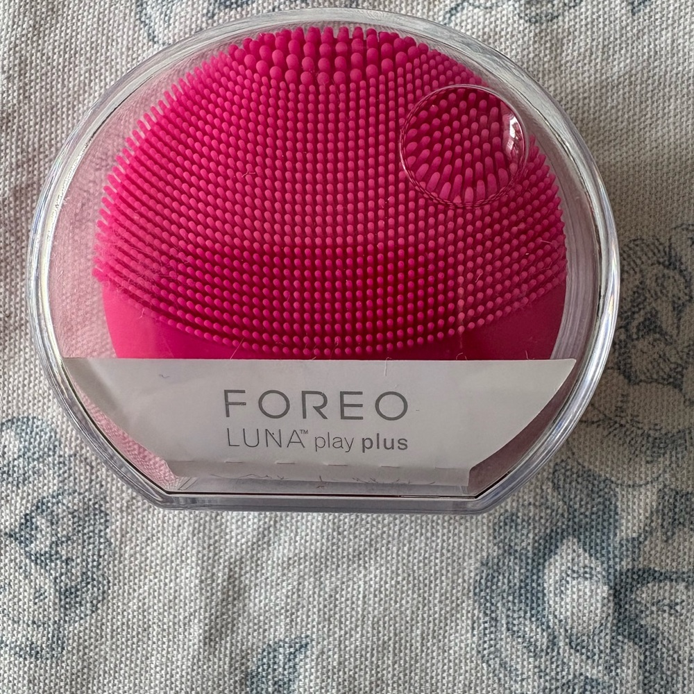 FOREO Luna Play Plus in Fuchsia